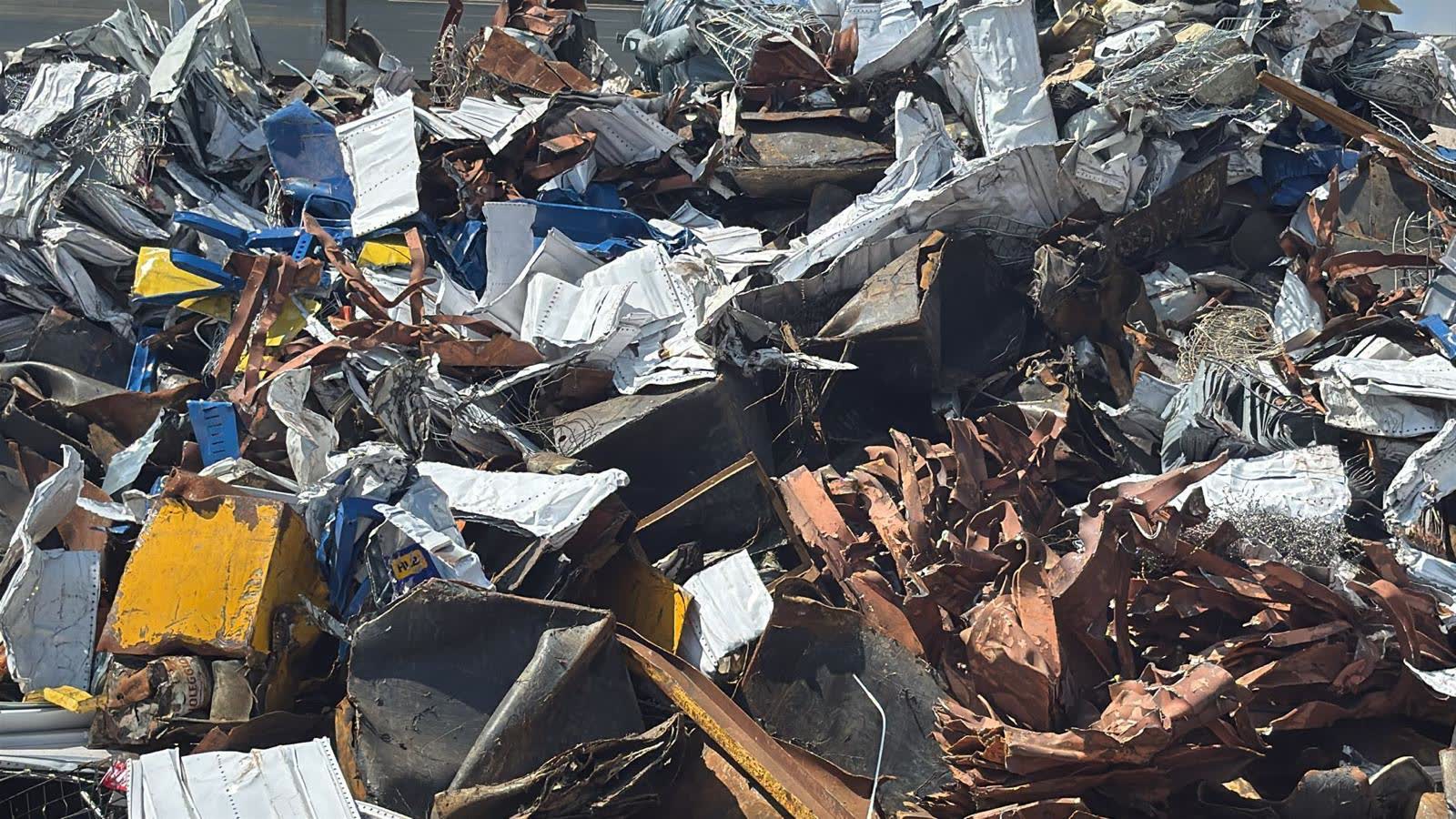Rottami ferrosi misti in attesa di selezione nell'impianto IRMES